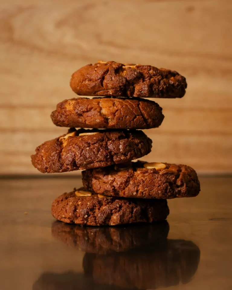 Galletas de chocolate sin gluten apiladas